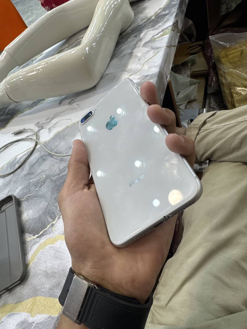 Apple iPhone 8 Plus 2