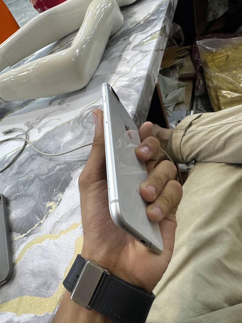 Apple iPhone 8 Plus 3