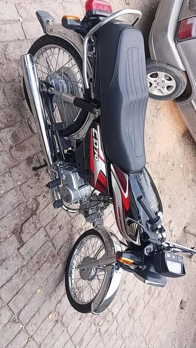Honda CD 70 2025 — Black | Only 8,400 KM Used