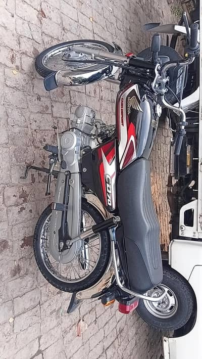 Honda CD 70 2025 — Black | Only 8,400 KM Used