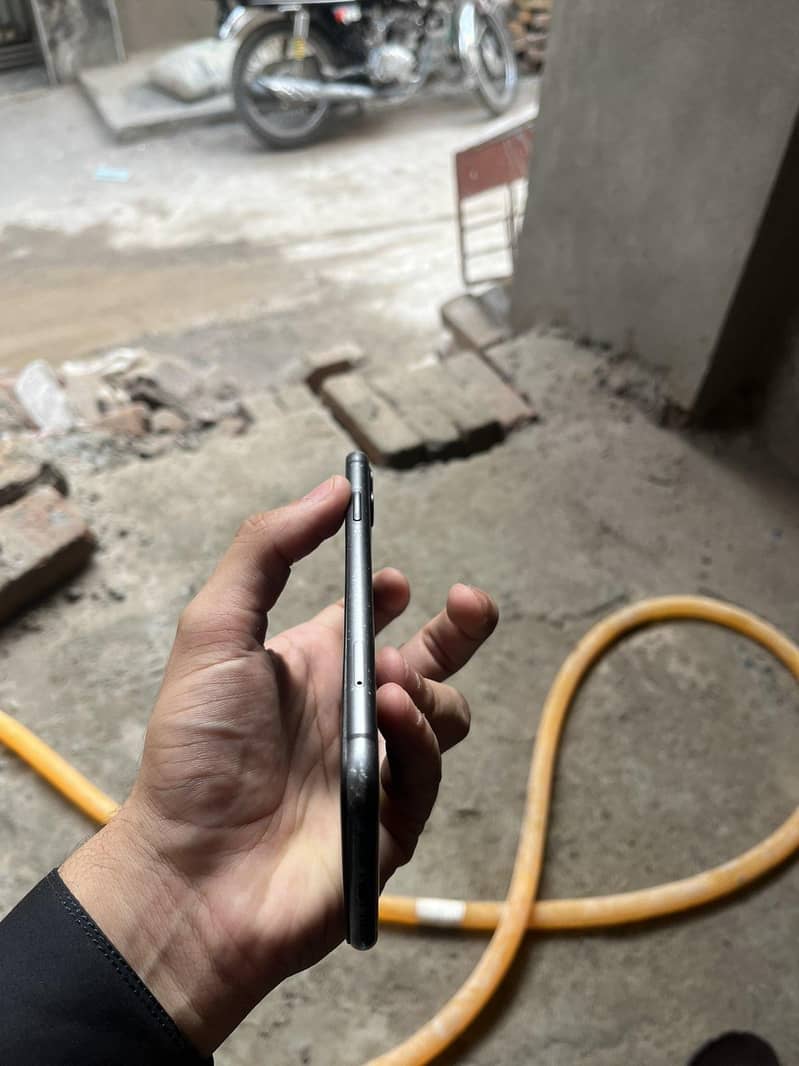 Apple iPhone 11 4