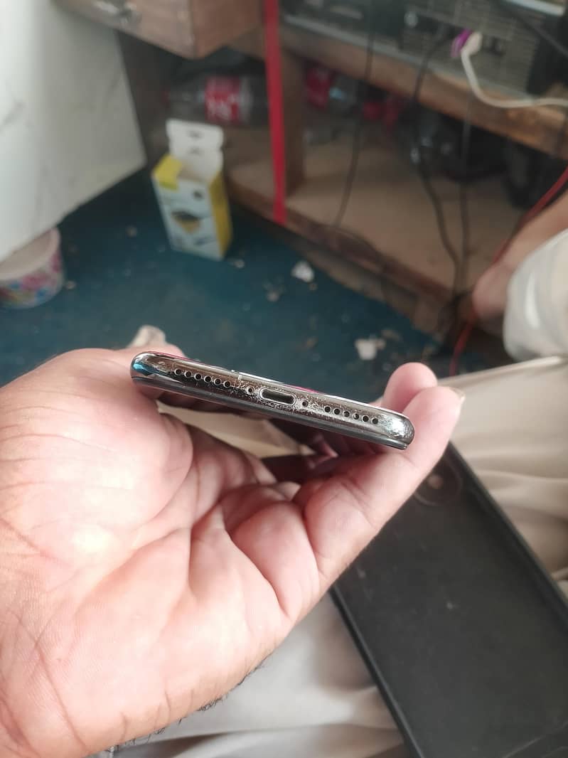 Apple iPhone X 4