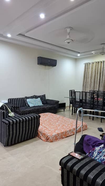 1 kanal upper portion facing park.  3 bed 4 bath tv lounge drawing room kitchen first floor mein and 2 bed 2 bath kitchen 2nd floor per. Rent demand 150. In Valencia town