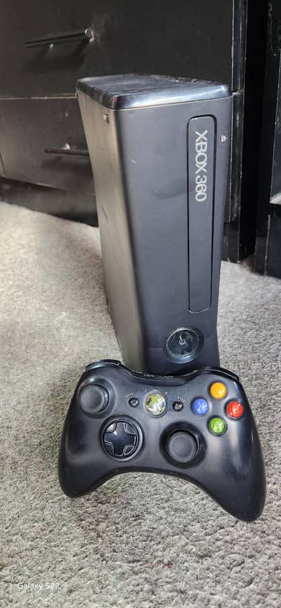 Xbox 360 slim 320GB with controller