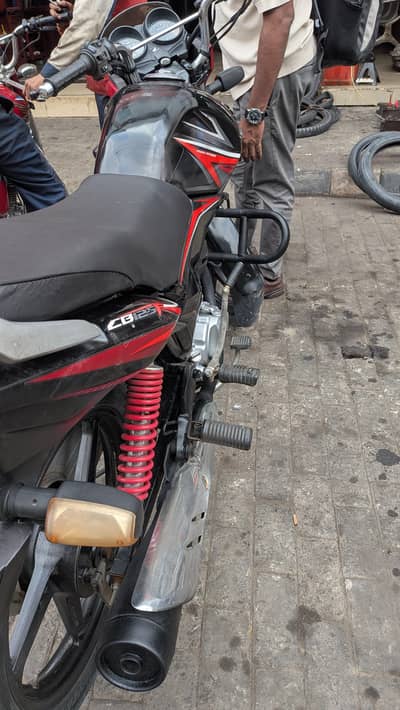 CB 125 F