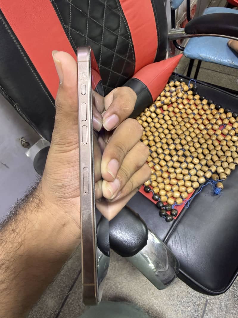 Apple iPhone 16 Pro Max 3