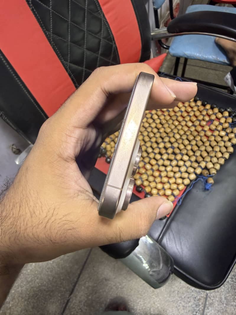 Apple iPhone 16 Pro Max 4