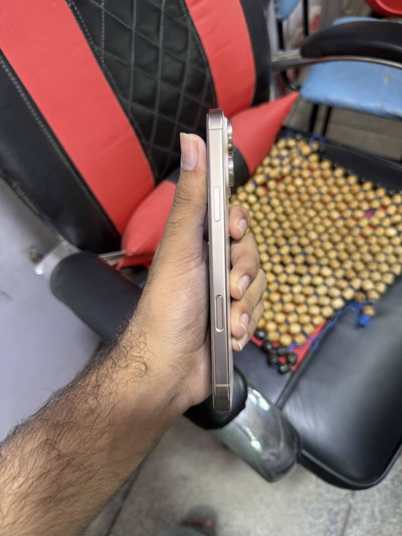 Apple iPhone 16 Pro Max 5
