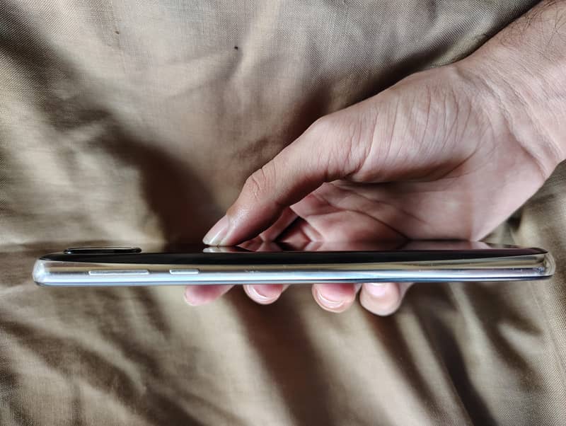 Sharp Aquos R2 4