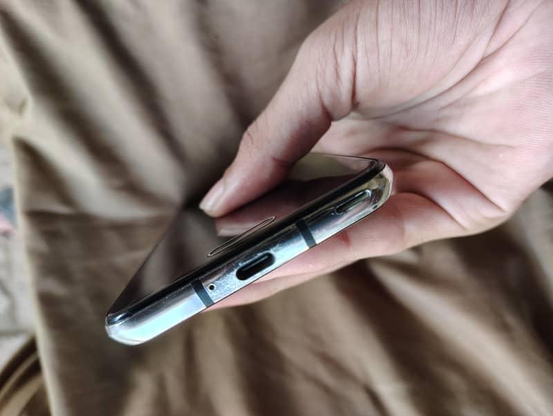 Sharp Aquos R2 6