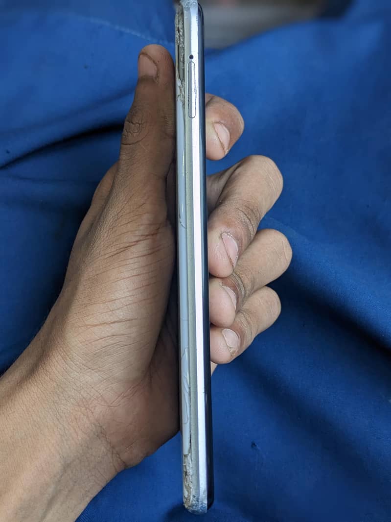 Sharp Aquos R3 6