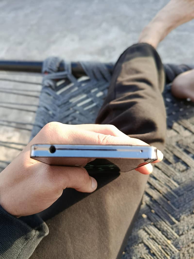 Sharp Aquos Zero6 1