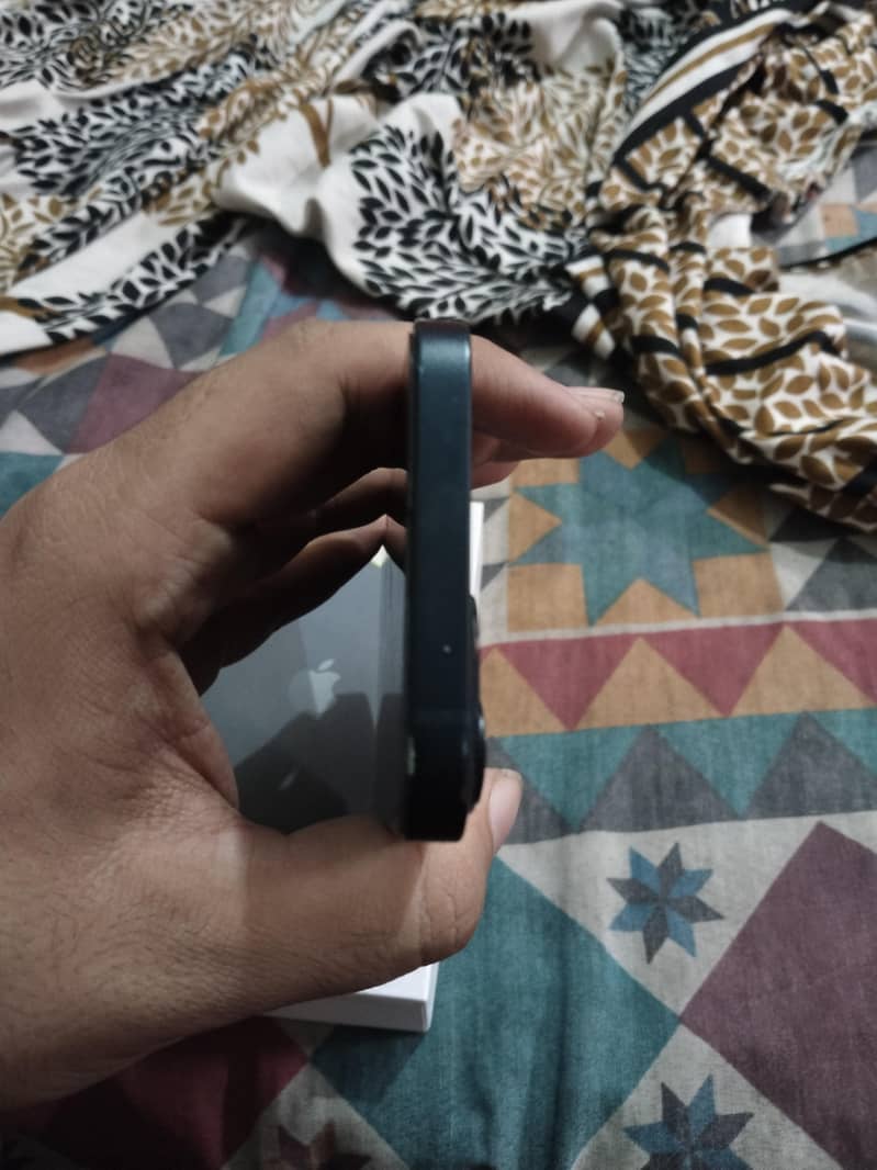 Apple iPhone 13 4