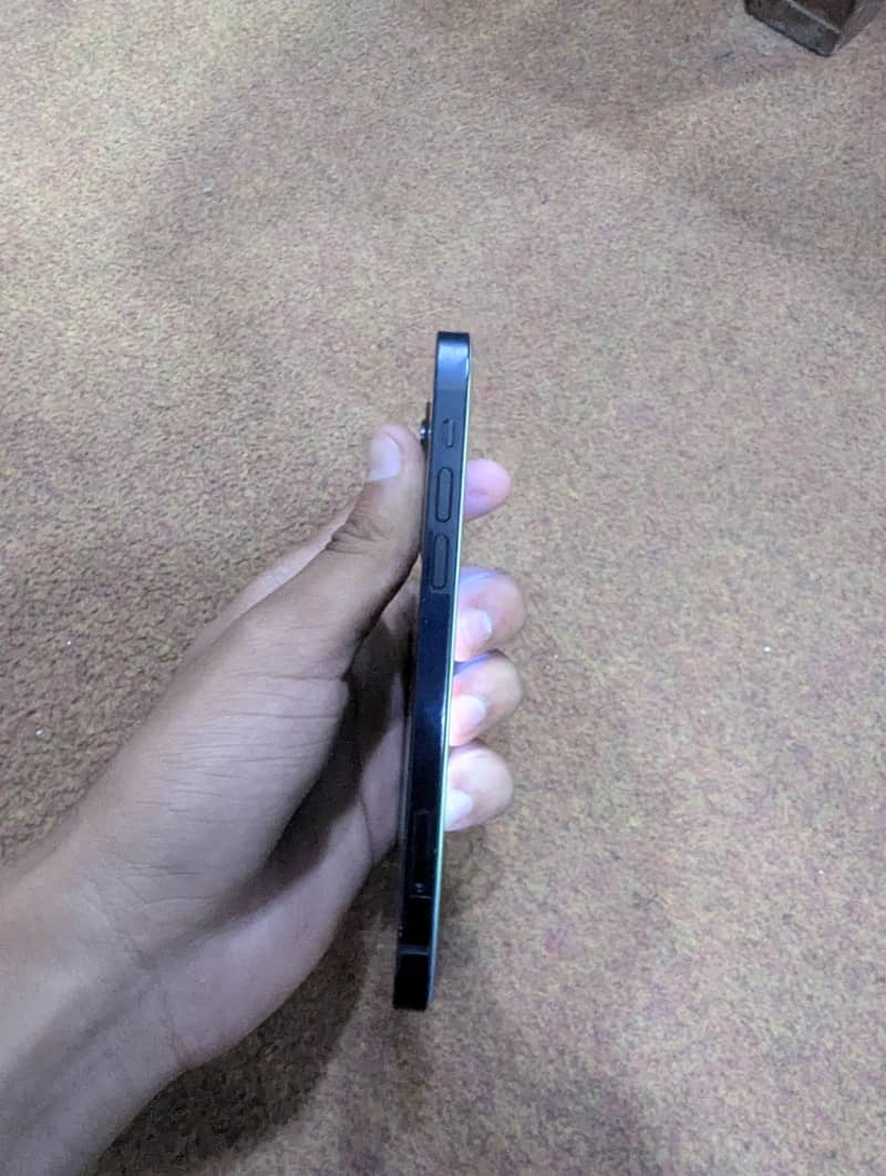 Apple iPhone 12 4