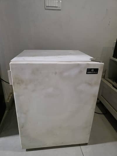 Room refrigerator