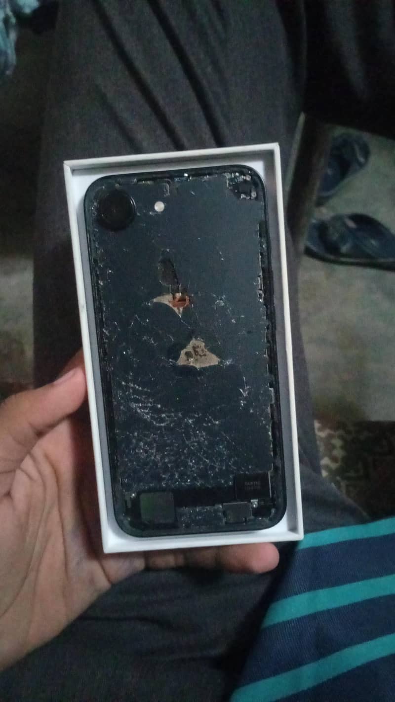 Apple iPhone 16e 1