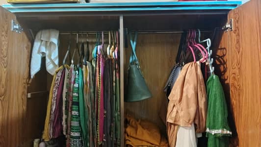 1 wardrobe, bilkkul new Hy 4 month use only, 2 side tables