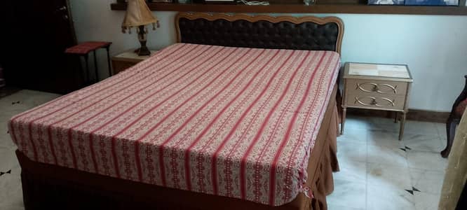 dubbel bed with mattres side table and dressing table