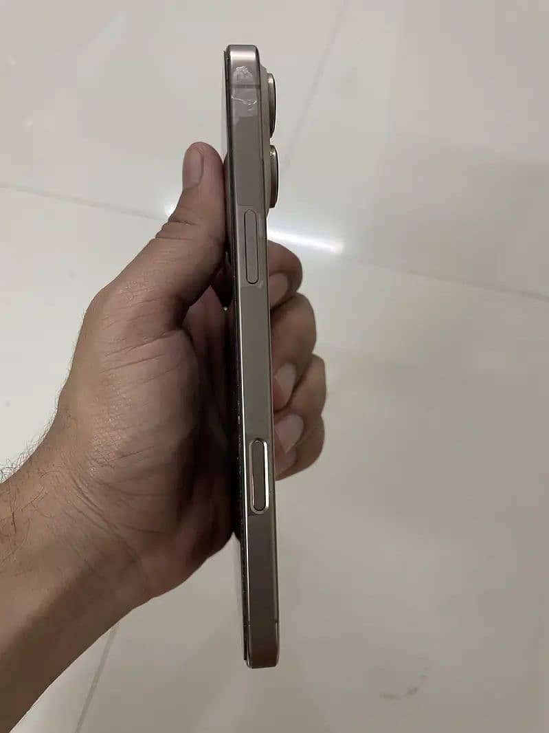 Apple iPhone 16 Pro Max 4