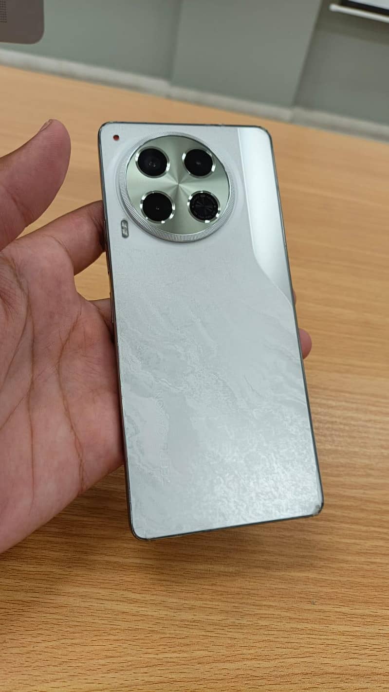 Tecno CAMON 30 0