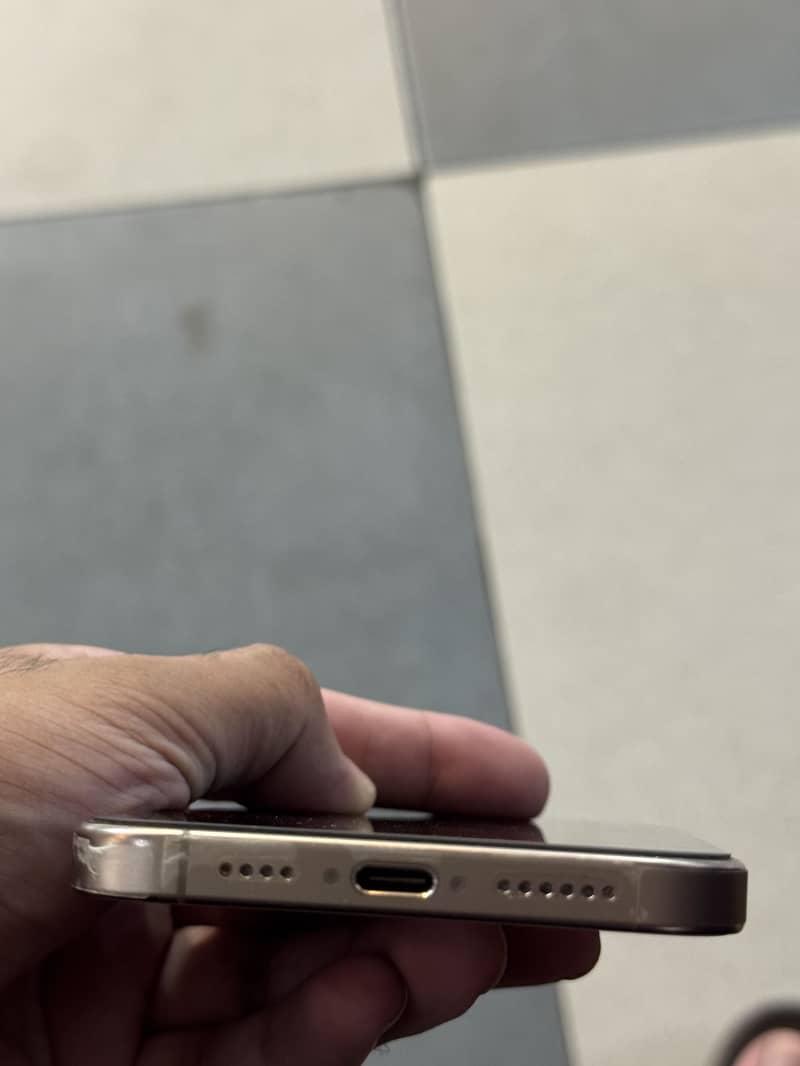 Apple iPhone 16 Pro Max 6