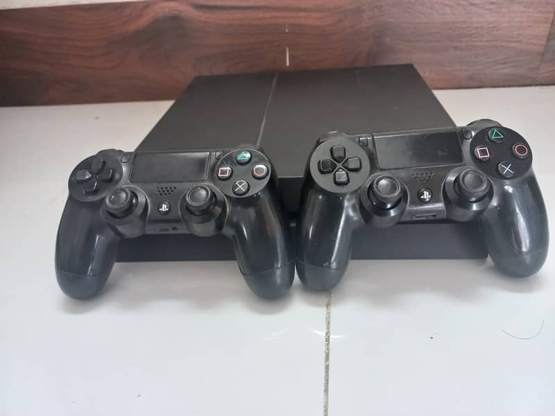 Ps4 1tb with two controllers 3