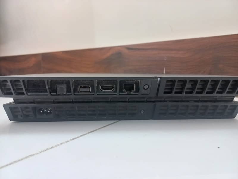 Ps4 1tb with two controllers 4