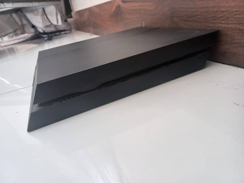 Ps4 1tb with two controllers 6