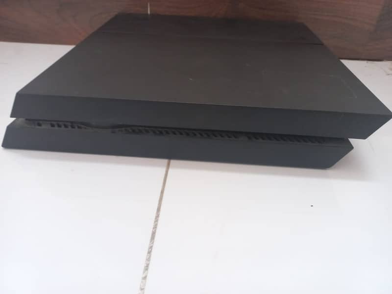 Ps4 1tb with two controllers 7