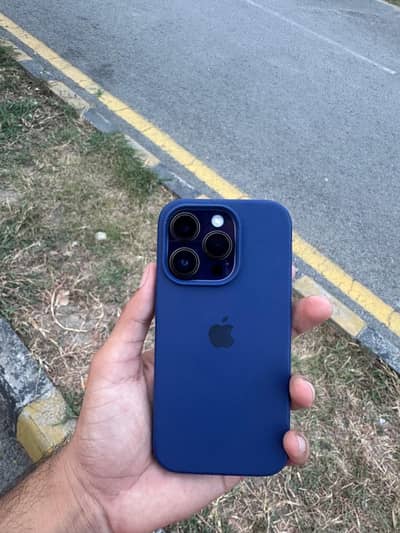 Apple iPhone 14 Pro water pack