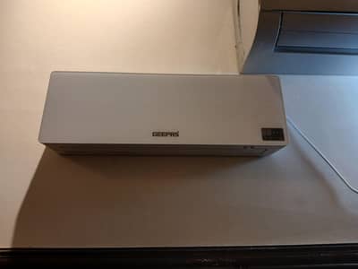 GEEPAS 2400W Wall Mounted Electric Heater – Like New – GWH28563P