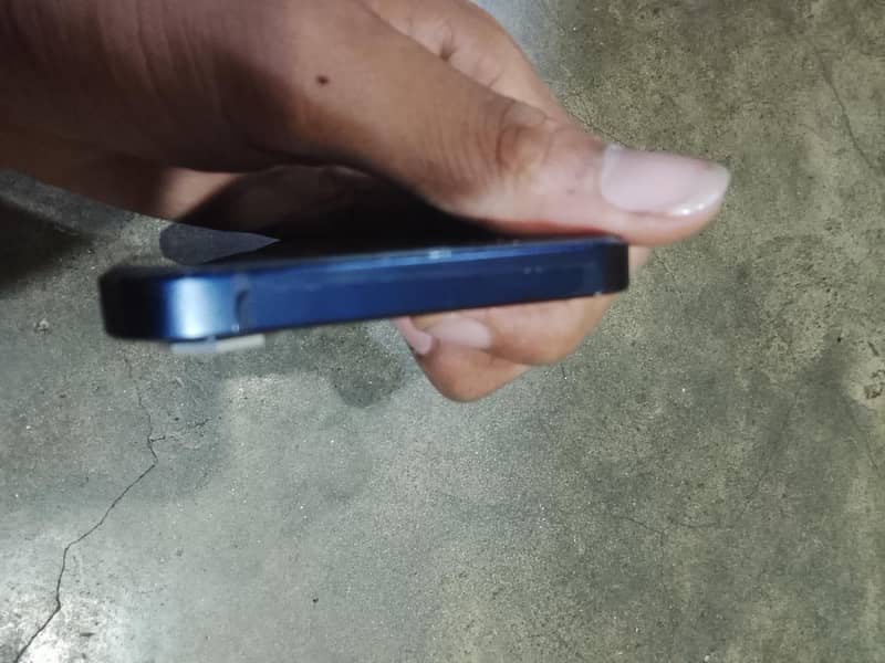 Apple iPhone 12 4