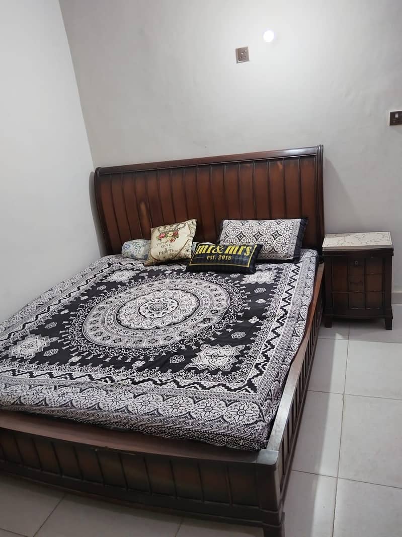bed with 2 side tables 0