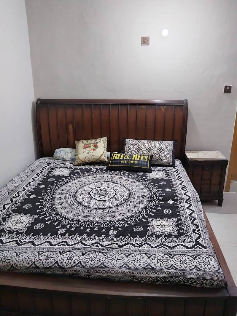bed with 2 side tables 1