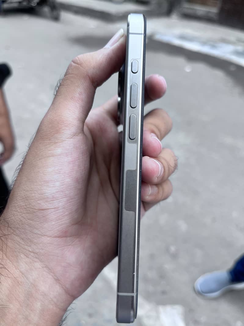 Apple iPhone 15 Pro 3