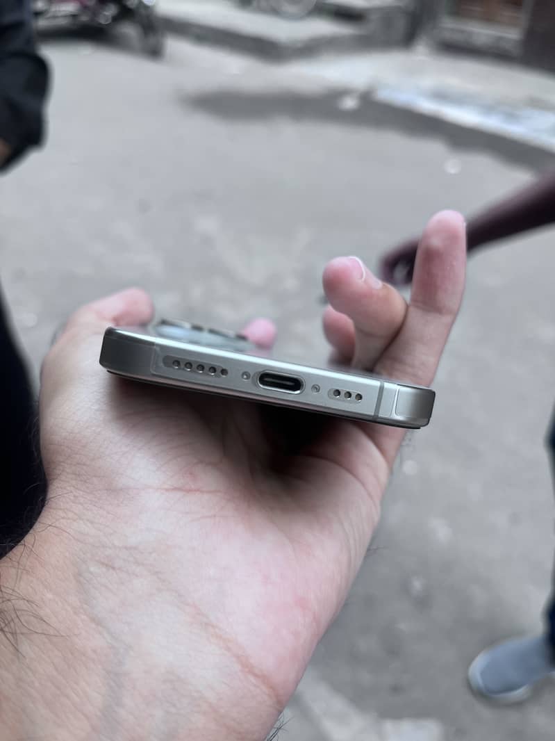 Apple iPhone 15 Pro 4