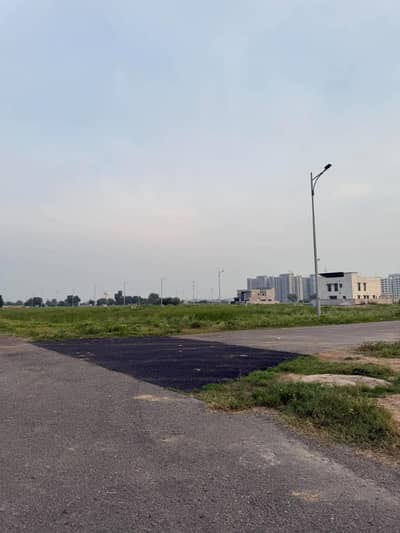 10 MARLA POSSESSION PLOT 80 FT ROAD DIRECT APPROACH NEAR PARK MASJID TOP LOCATION
