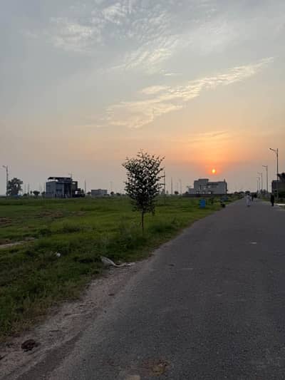 1 KANAL POSSESSION PLOT DIRECT APPROACH SURROUNDING BY HOUSES TOP LOCATION