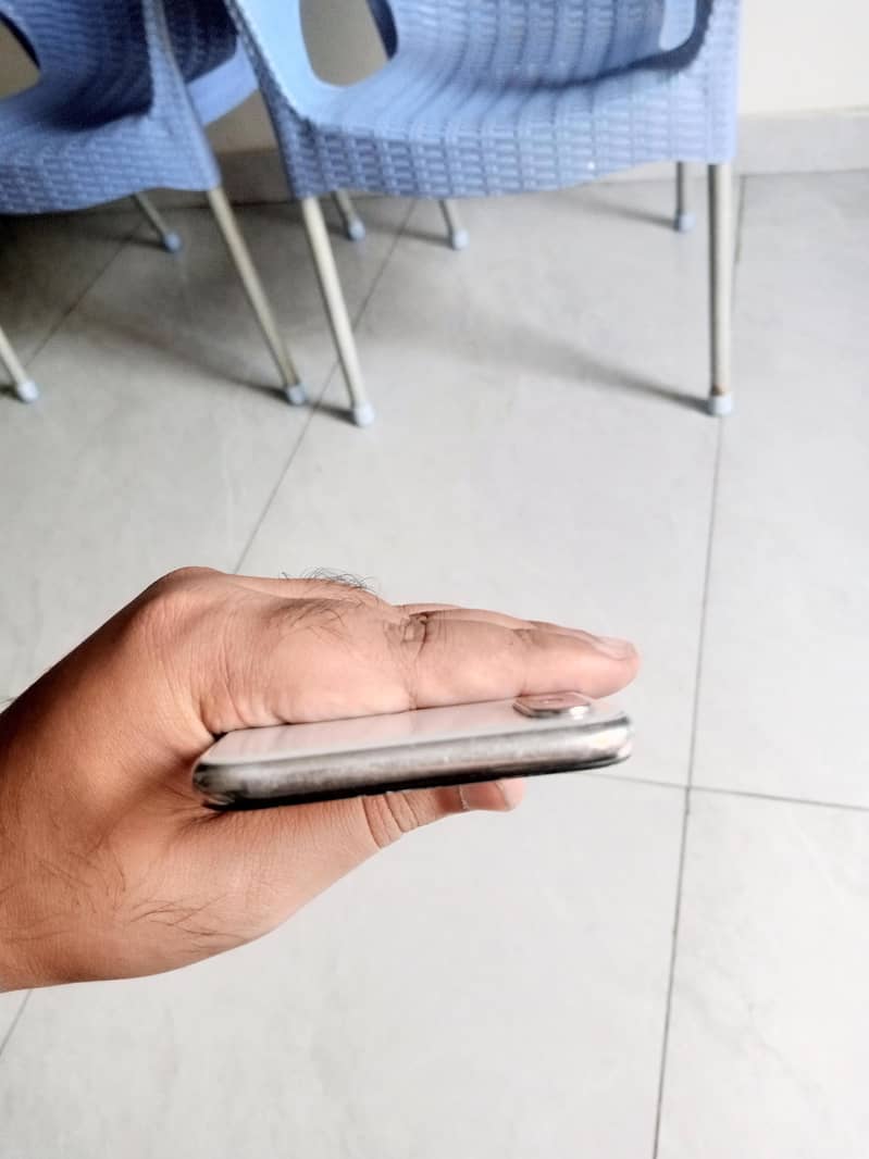 Apple iPhone X 4