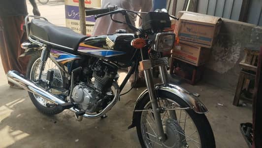 HONDA CG 125 total jenion and showroom condition available for sale