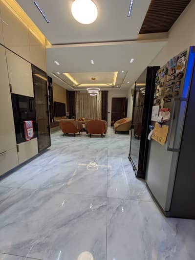 ELEGANT BANGLOW AVAILABLE FOR SALE
