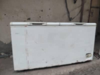 haire full sizeD freezer in good condition whatup number 0324.487. 6696