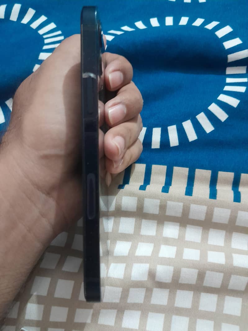 Apple iPhone 12 4