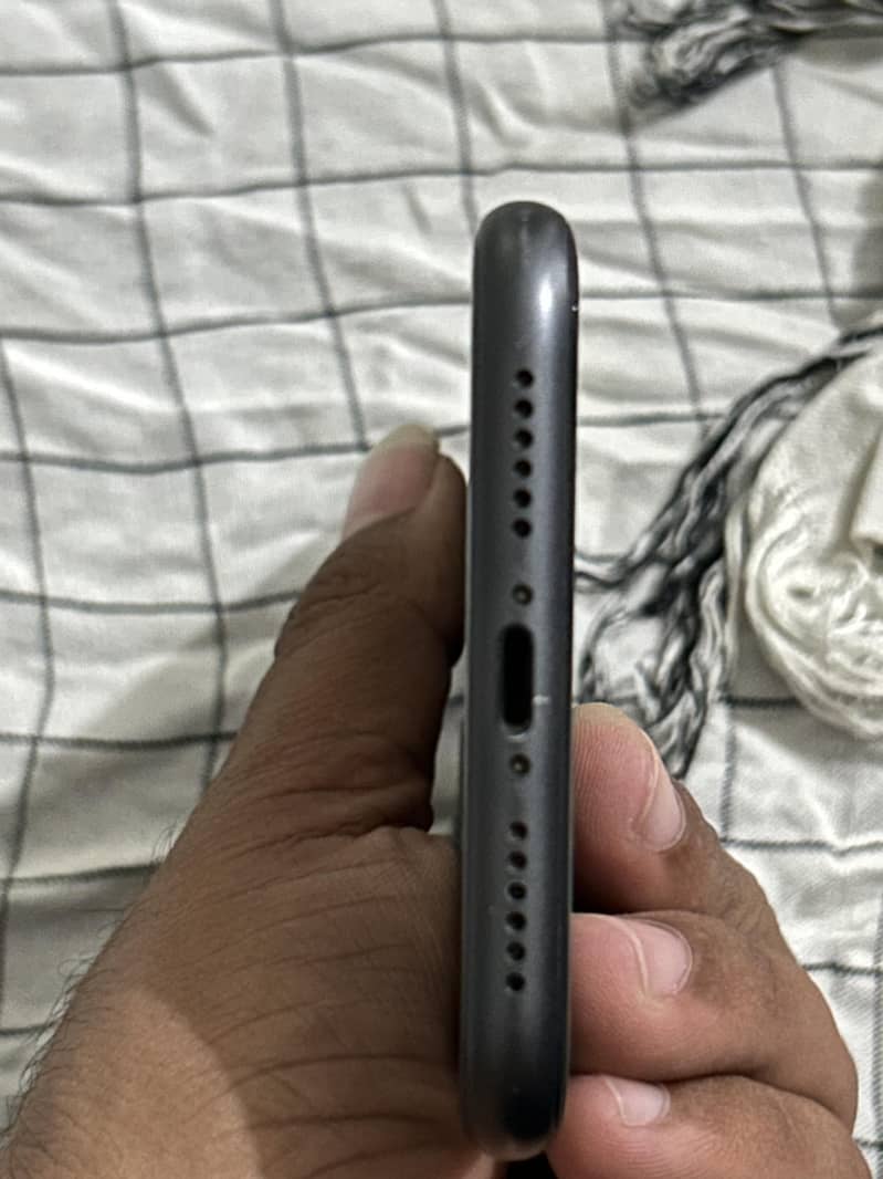 Apple iPhone 11 4