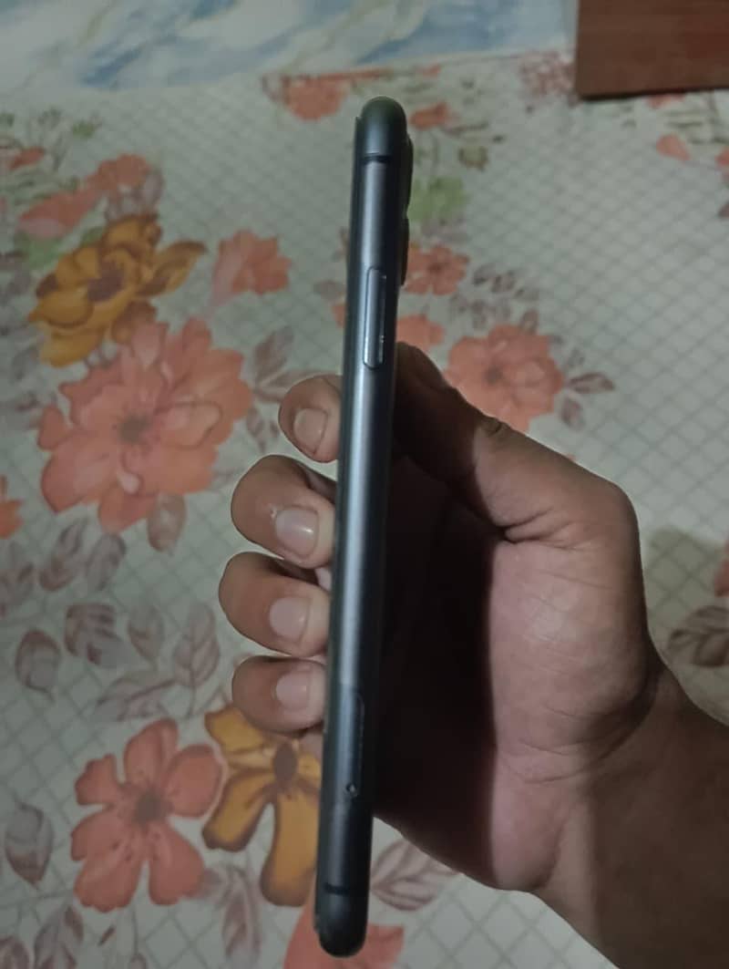 Apple iPhone 11 4