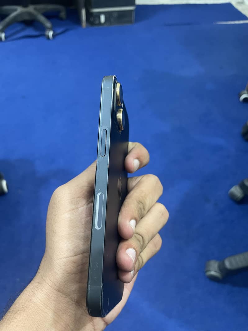 Apple iPhone 13 2