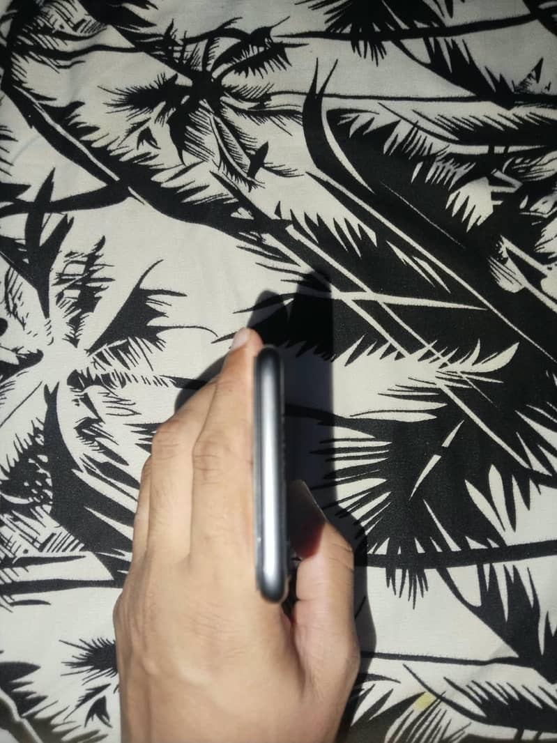 Apple iPhone 8 3