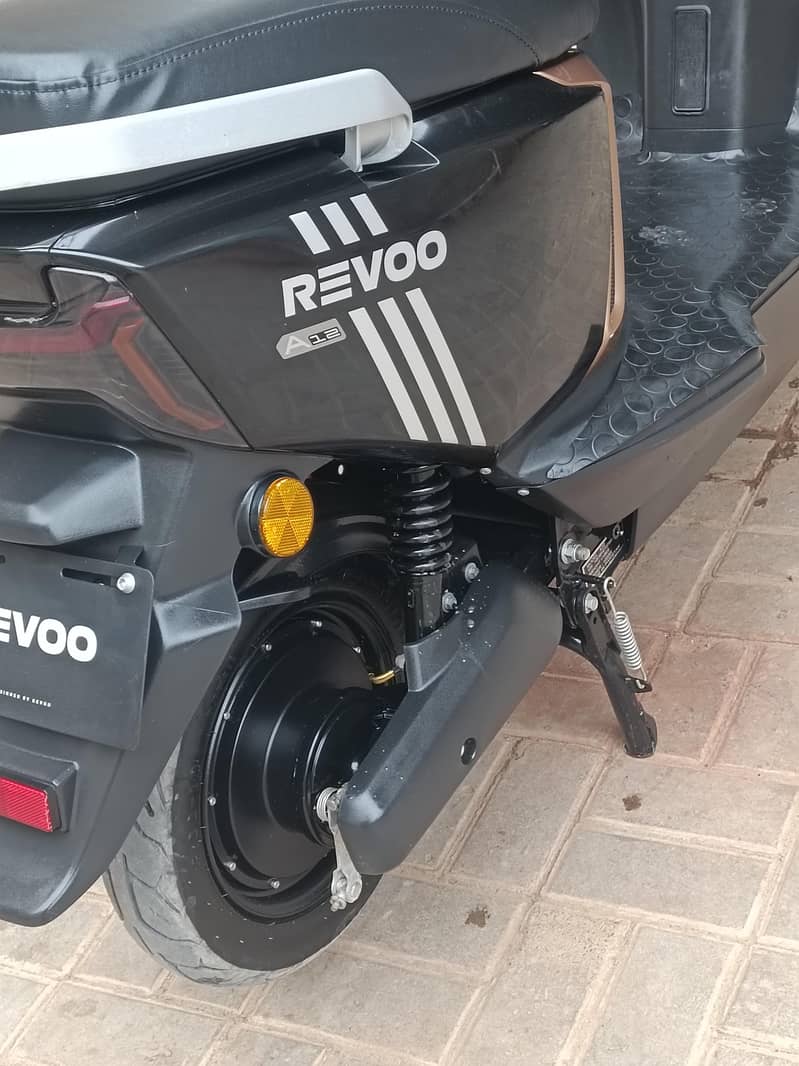 Revoo A12 2