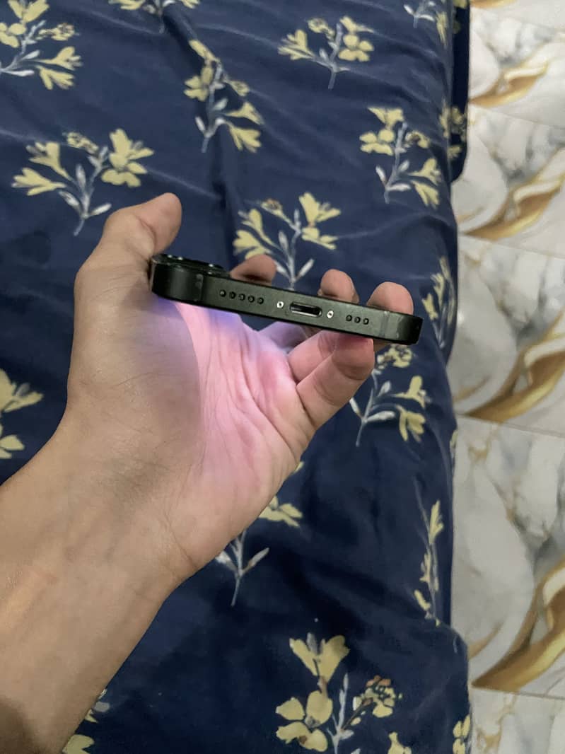 Apple iPhone 13 6