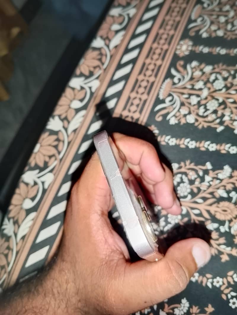 Apple iPhone 13 0